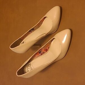 Fergalicious Symphony nude patent leather look heels size 9.5